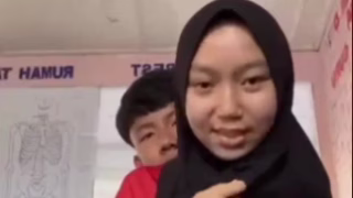 Kakak Adik Gatahan Akhir Nya Terpaksa Main Di Sekolah